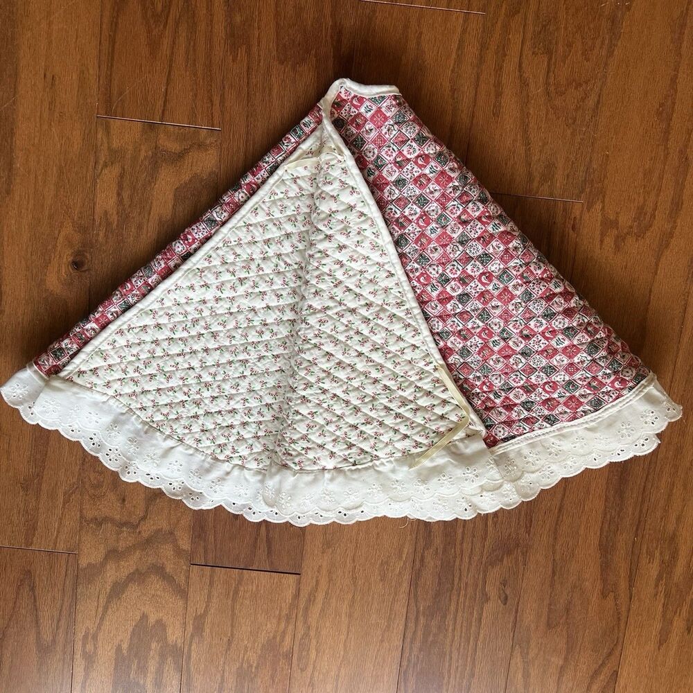 Vintage Handmade Quilted Christmas Tree Skirt Reversible Cottagecore Lace Trim